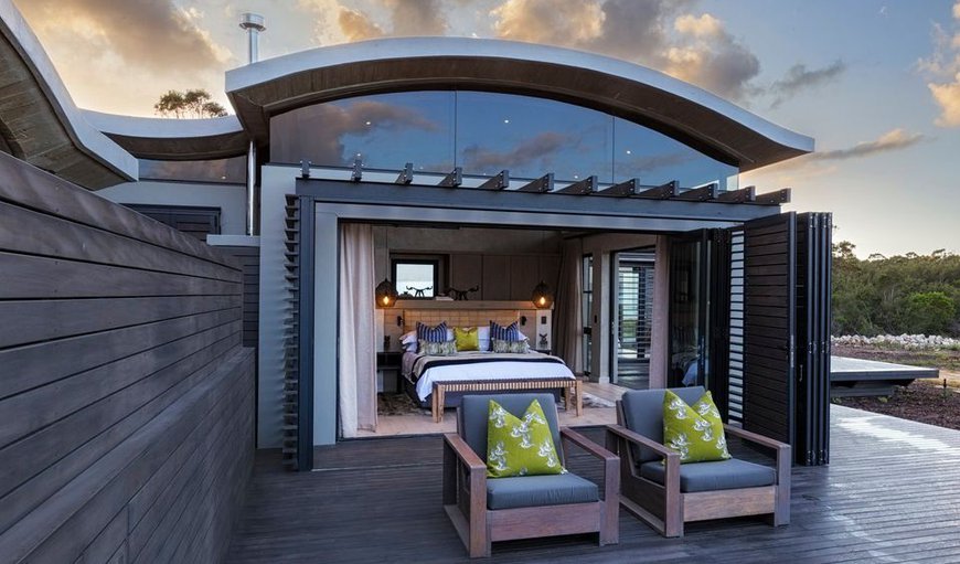 The house consists of 4 en-suite bedrooms, each with an extra large King size bed that can be converted into twin single beds The house consists of 4 en-suite bedrooms, each with an extra large King size bed that can be converted into twin single beds