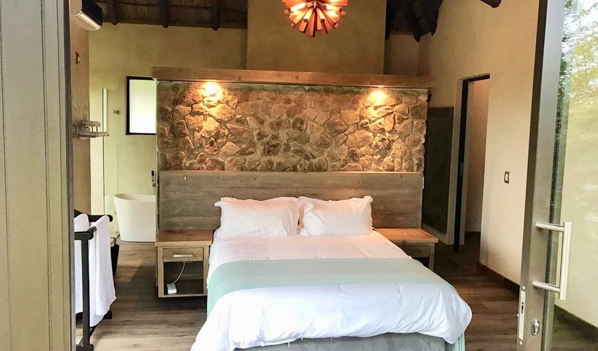 Tashang Lodge: Bedroom with Queen Size Bed and En-Suite Bathroom