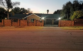 Rooihuis lodge image