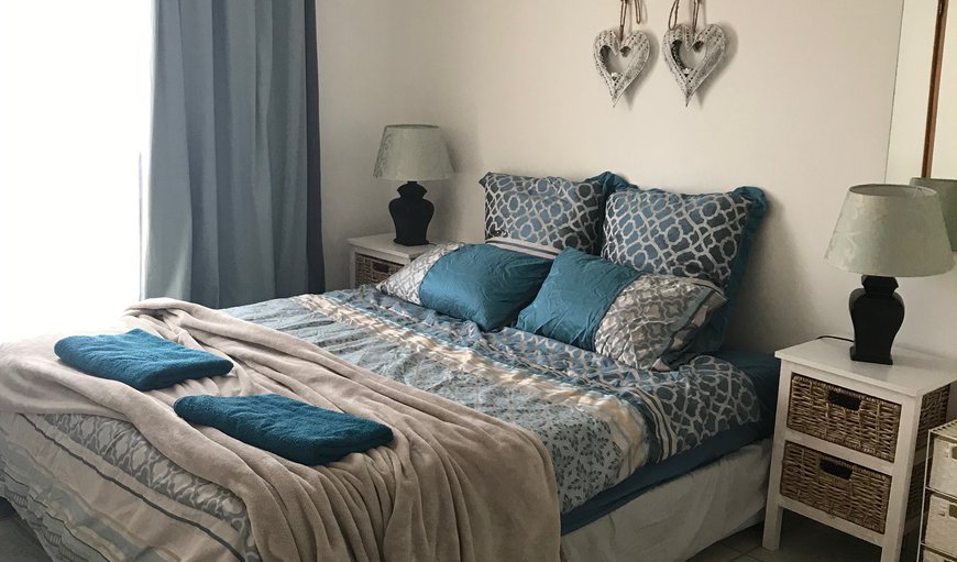 Hennika's Townhouse: The main bedroom is furnished with a queen size bed