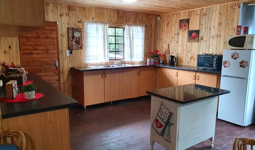 Hout Huisie - The kitchen is equipped with a fridge, 2 plate stove and oven and a microwave