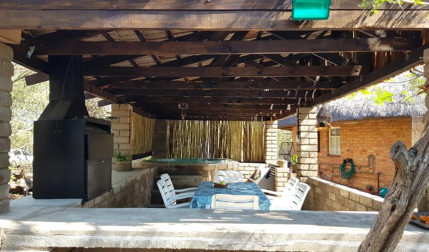 Klein Huisie: Klein Huisie - There is a covered built-in braai with a cold water jacuzzi