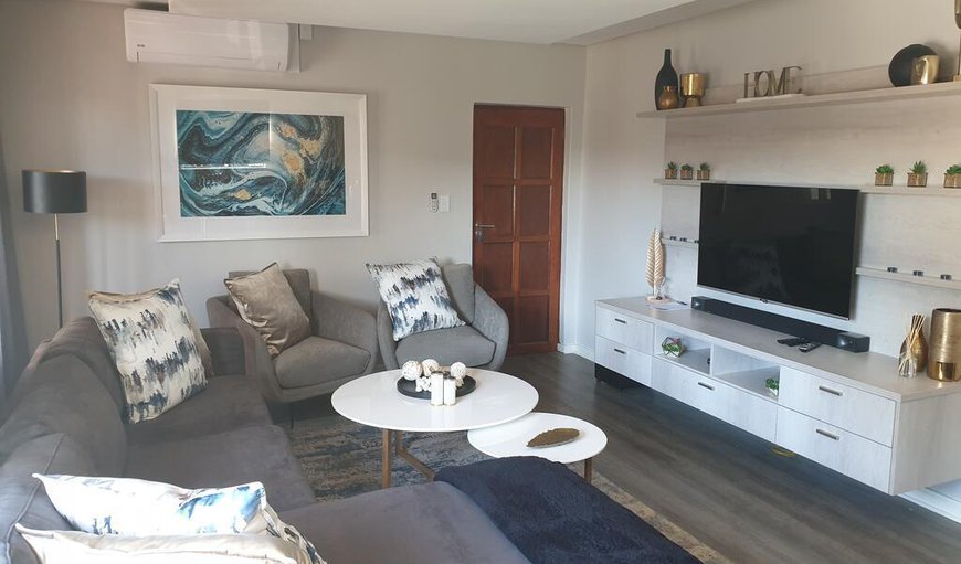 Villa Casa 16 - The lounge area is tastefully furnished with a comfortable couch and a flat screen TV Villa Casa 16 - The lounge area is tastefully furnished with a comfortable couch and a flat screen TV