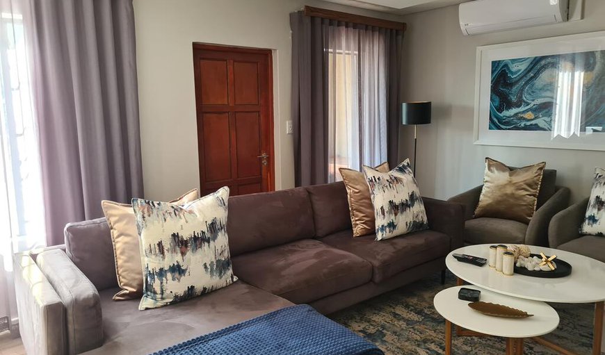 Gold Lifestyle Apartment: Villa Casa 16 - The lounge area is tastefully furnished with a comfortable couch and a flat screen TV