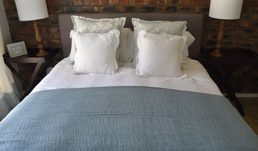 Main Stoke House: The first bedroom is furnished with a queen size bed