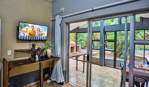 Forest Mahogany Apartment: Forest Mahogany Cottage - TV
