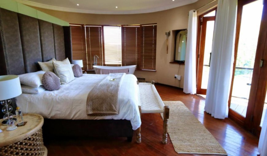 Honeymoon Suite: Bed
