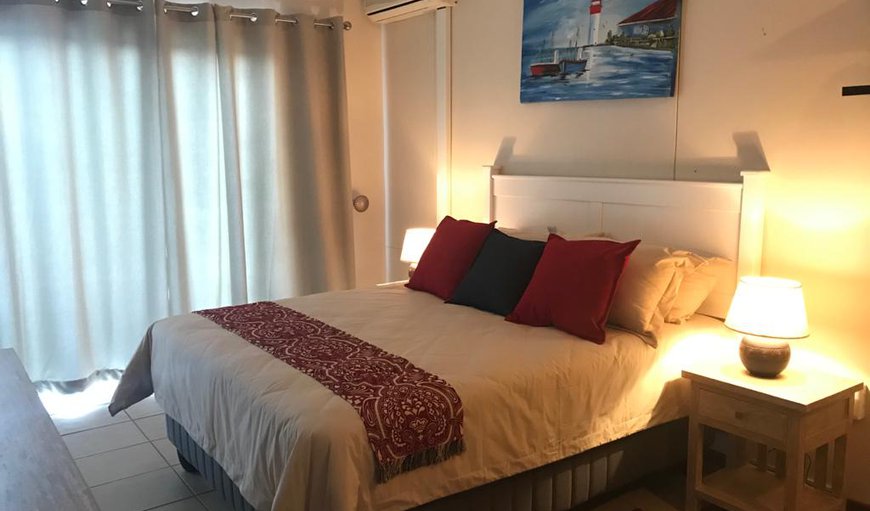L'Escalier Cabanas: The main bedroom is furnished with a queen size bed
