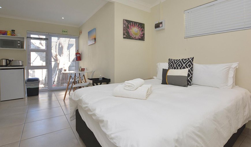 Standard Queen Room - This bedroom is comfortably furnished with a queen size bed