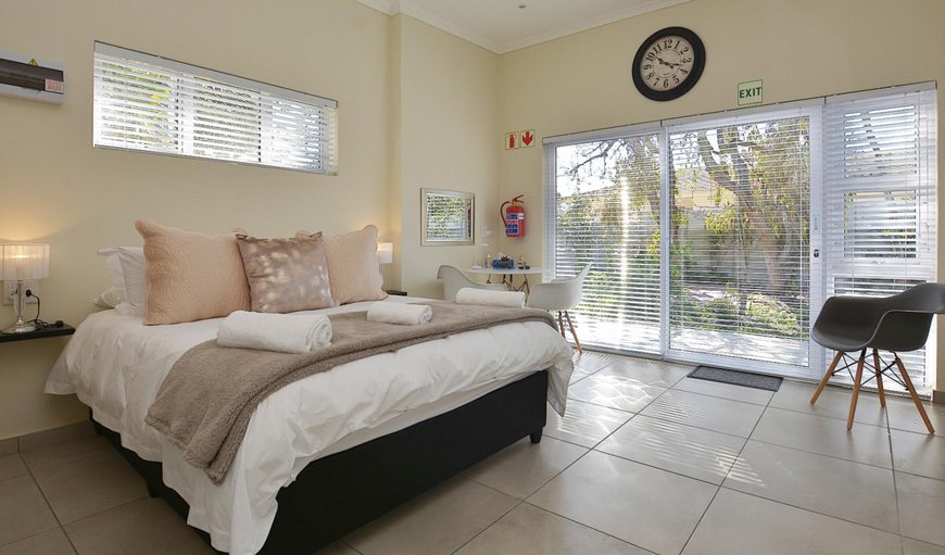 Deluxe Queen Room: Deluxe Queen Room - This bedroom is tastefully furnished with a queen size bed