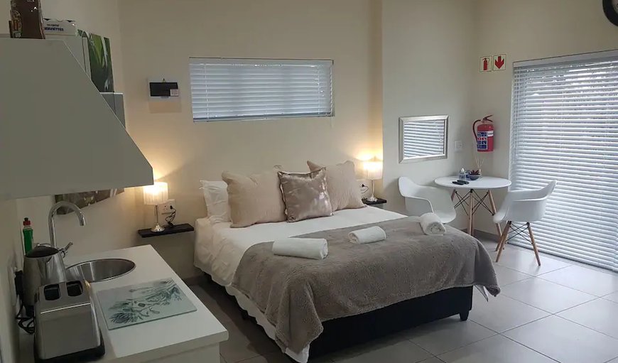 Deluxe Queen Room: Deluxe Queen Room - This bedroom is tastefully furnished with a queen size bed