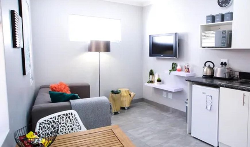 Garden Studio: Garden Studio - TV with DSTV