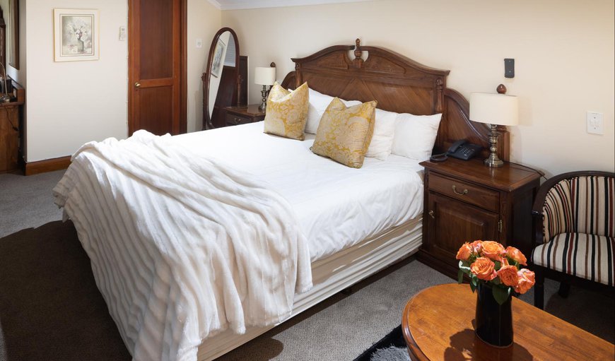 Royal Oak: Royal Oak - This suite is furnished with a king size bed and a single bed