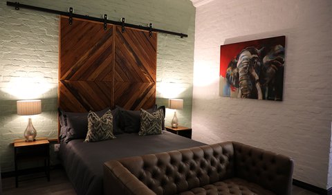 Room 4 – Luxury King: Room 4 - Bedroom
