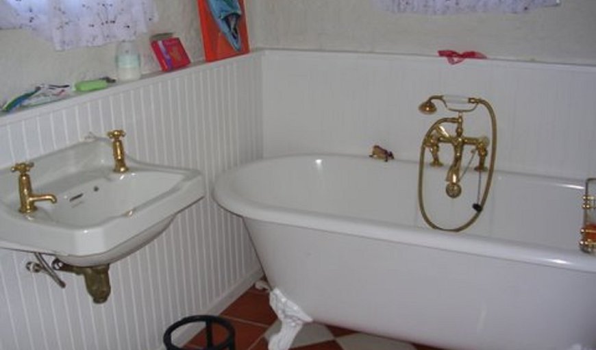 Sweetpea Cottage: The bathroom contains a Victorian bath
