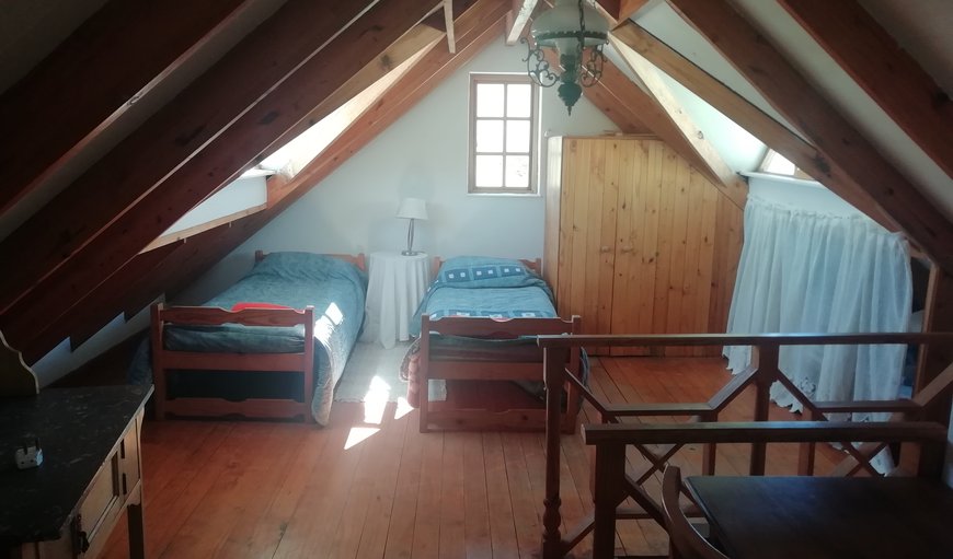 Madel's Traum: The main house has a double bed with 4 single beds and the flat has a double bed and 2 single beds