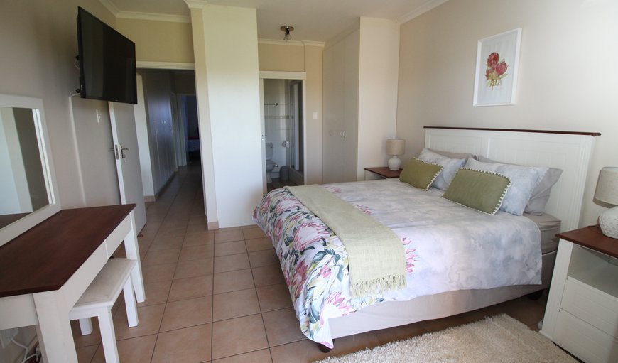 Bondi Beach 13: The Main Bedroom with Queen Size Bed