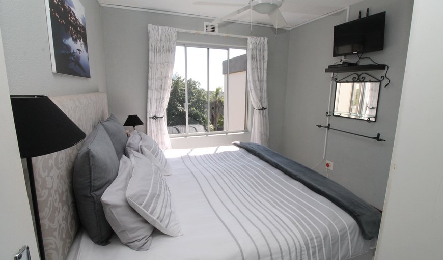 Laguna La Crete 170: The bedroom is furnished with a king size bed