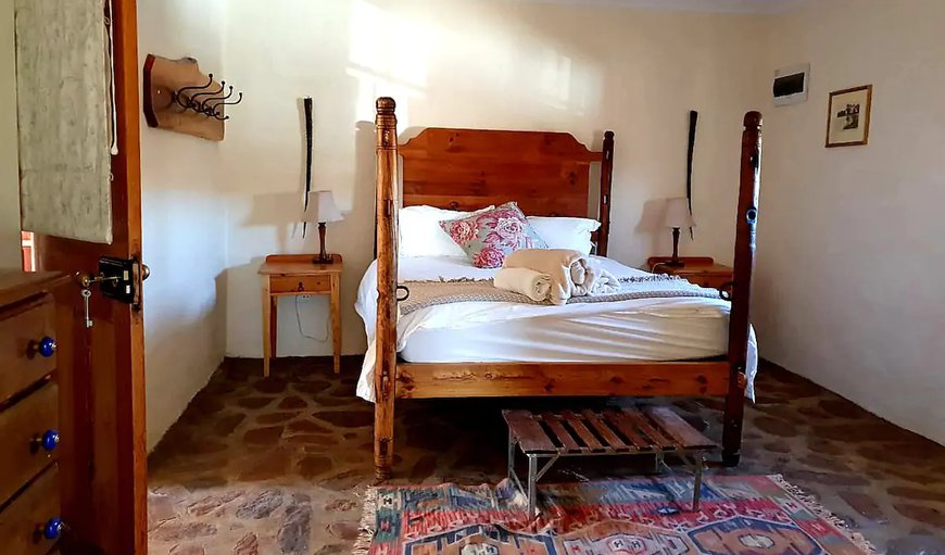 Wild Olive Cottage: Bedroom with queen bed