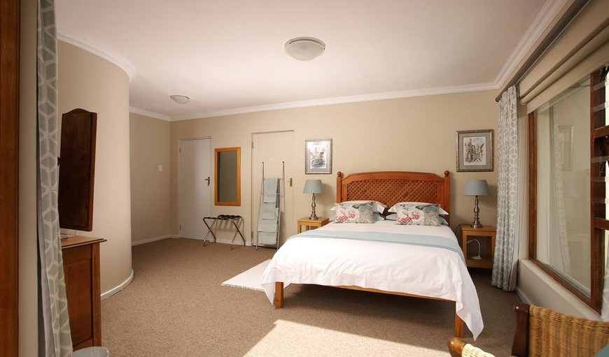 The Owl Apartment: The main bedroom is furnished with a queen size bed
