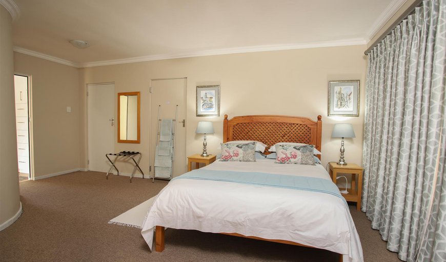 The Owl Apartment: The main bedroom is furnished with a queen size bed