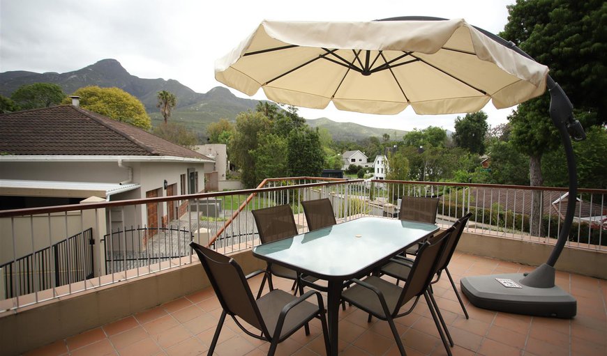 The Owl Apartment features a large upstairs terrace overlooking the spectacular Outeniqua Mountains