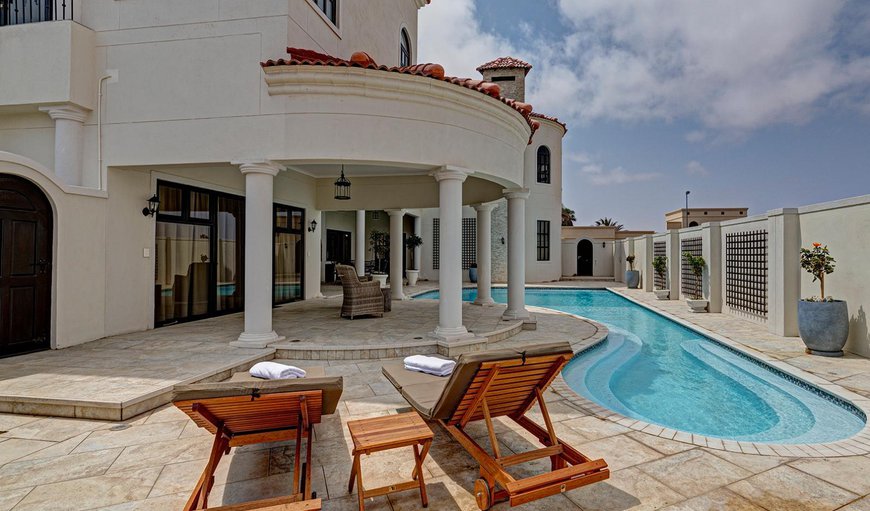Lagoon Suites Walvis Bay features an outdoor swimming pool