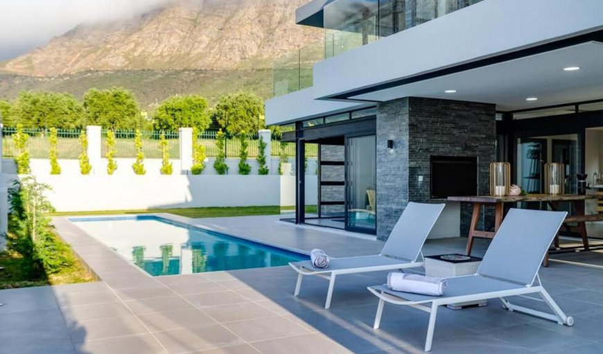 Villa De Luxe features an outdoor swimming pool with sun loungers