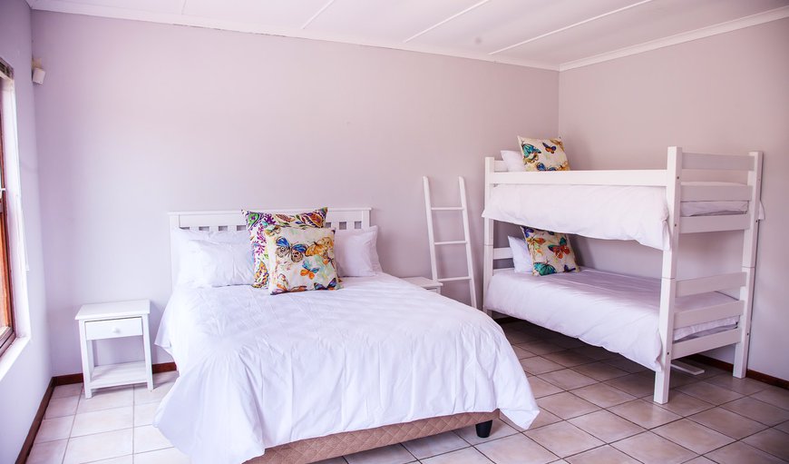 30 Volstruis: Bedroom with Queen size bed and Bunk Bed