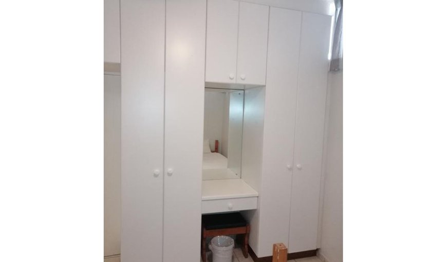 Seagull 404: Built in cupboards