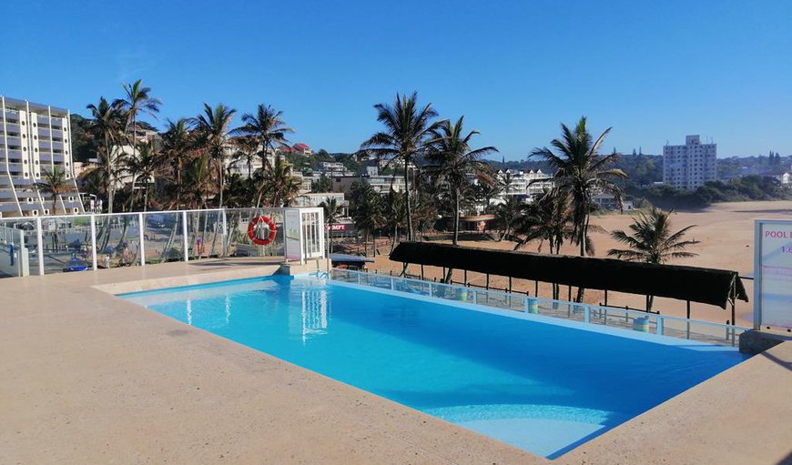 There is a communal swimming pool