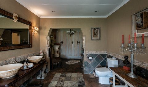 Le Château: En-suite Bathroom
