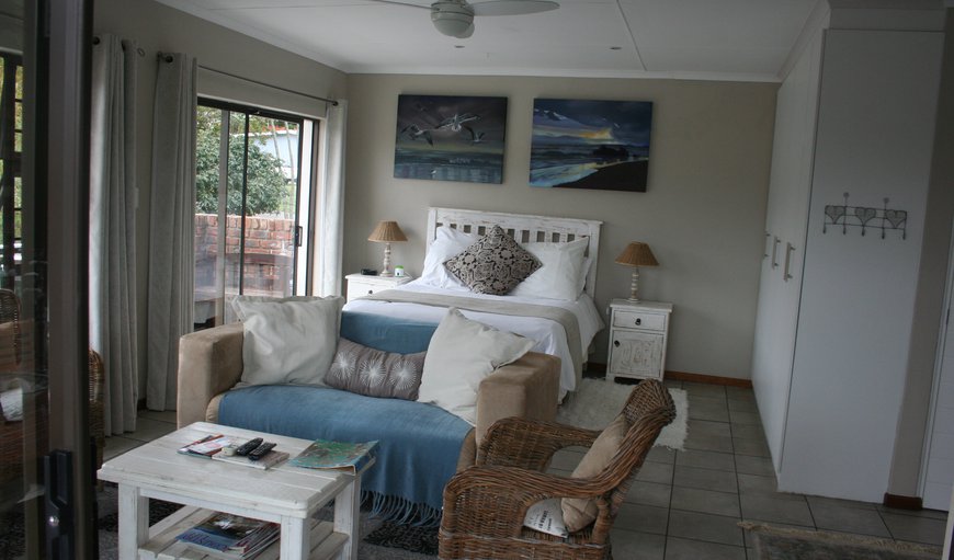 Sunset Apartment: The open plan unit is furnished with a queen size bed