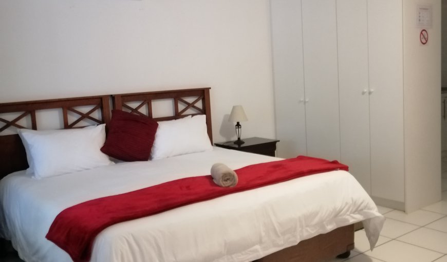 Weaver: Weaver Cottage - The open plan area has a double bed, a TV and a little dining table with chairs