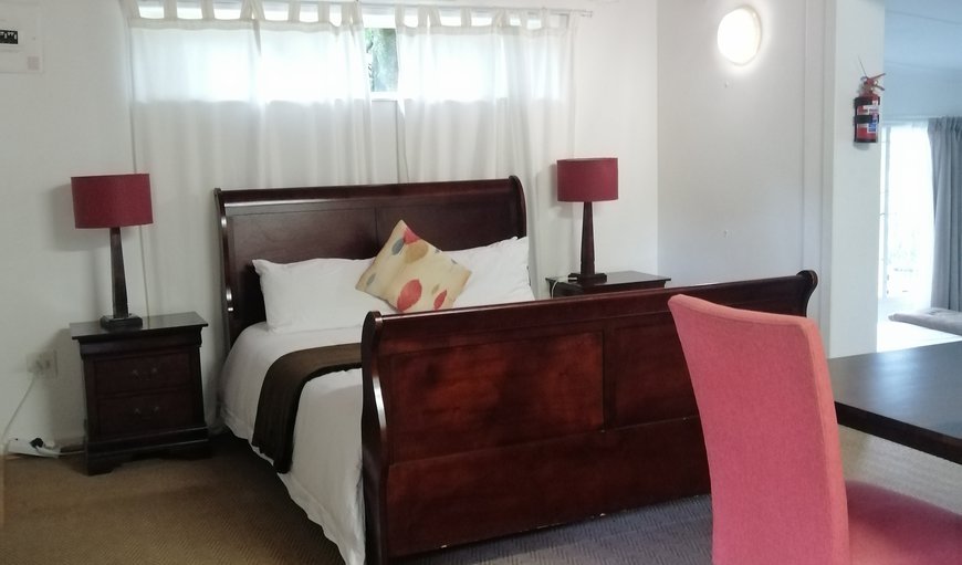 Oriole: Oriole Cottage - The open plan unit is furnished with a double bed and 2 single beds