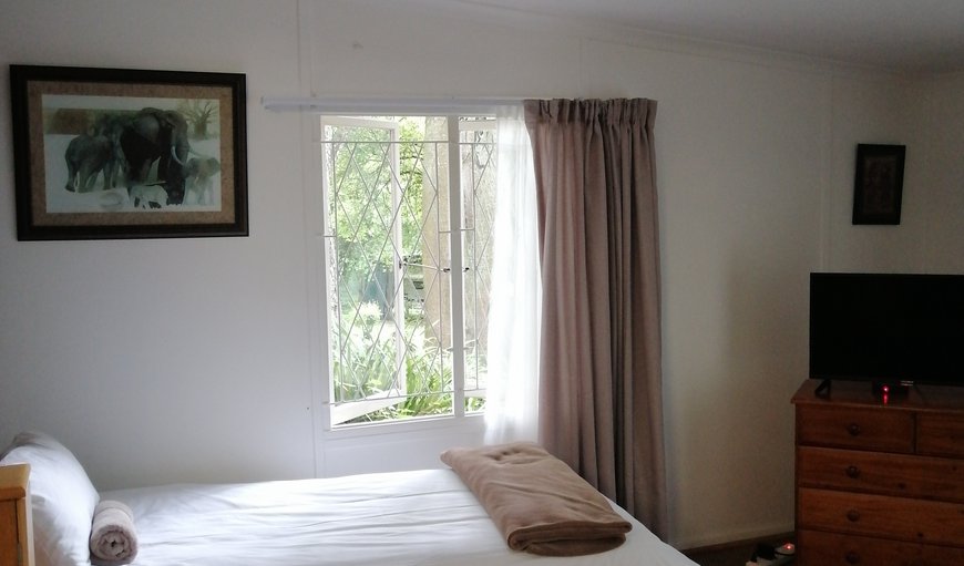Oriole: Oriole Cottage - The open plan unit is furnished with a double bed and 2 single beds