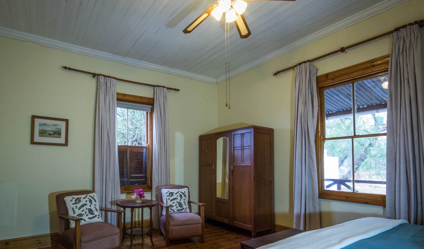 Carnarvon Dale House: The main bedroom is furnished with a king size bed