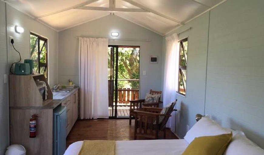 Luxury Cabin: 1 bedroom with double bed, a kitchenette with a microwave and a fridge, as well as a kettle