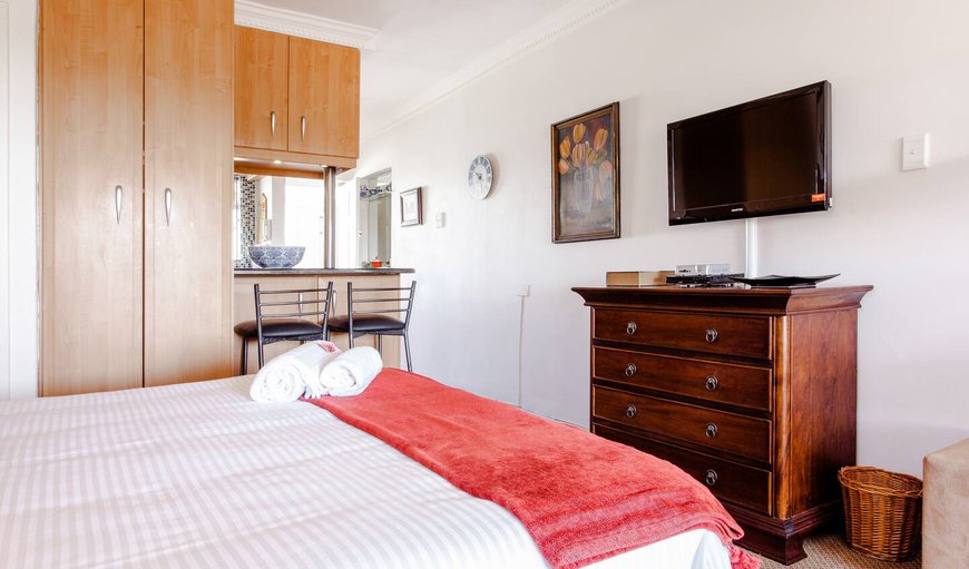 Mouille Point Studio with great views: Queen Size Bed