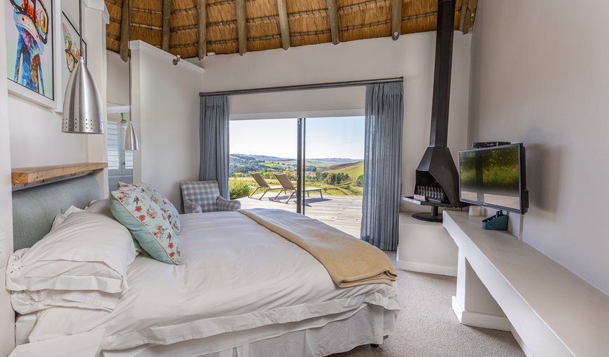 Midlands Cottage: Bedroom with King Size Bed