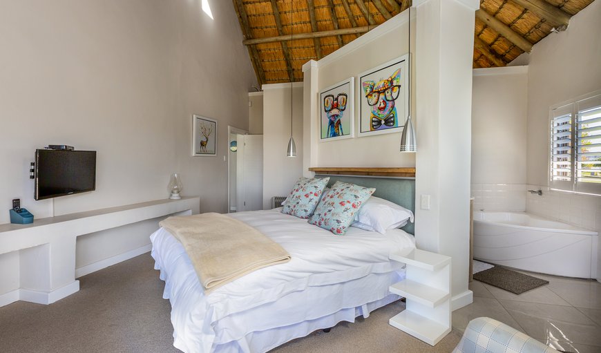 Midlands Cottage: Bedroom with King Size Bed