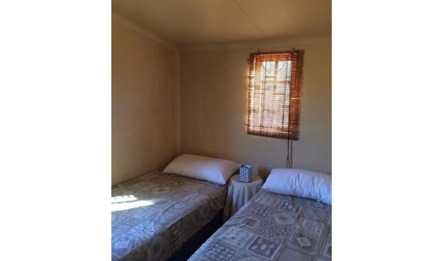 Mountain View Cottage: Second bedroom with 2 x single beds