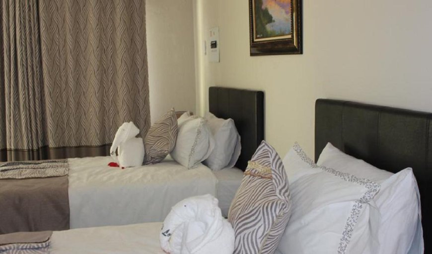 Luxury Chalet - Lawn - One of the chalets have a double bed, while the other chalet has 2 x single beds Luxury Chalet - Lawn - One of the chalets have a double bed, while the other chalet has 2 x single beds