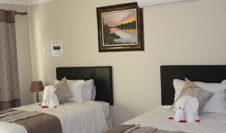 Luxury Chalet - Lawn - One of the chalets have a double bed, while the other chalet has 2 x single beds Luxury Chalet - Lawn - One of the chalets have a double bed, while the other chalet has 2 x single beds
