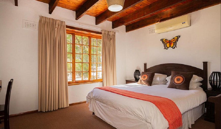No 2 - Weeping Willow Cottage: Bedroom with queen size bed