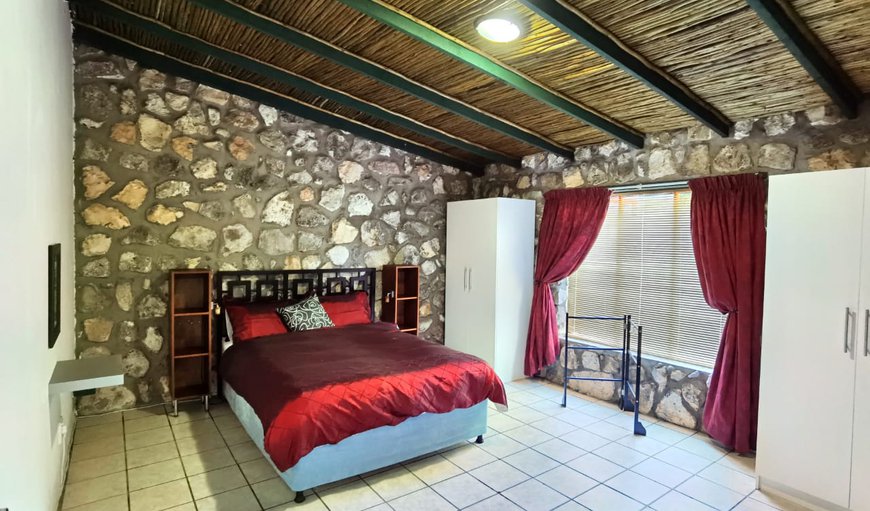 Kiki's Khaya: Bedroom 1 with queen size bed