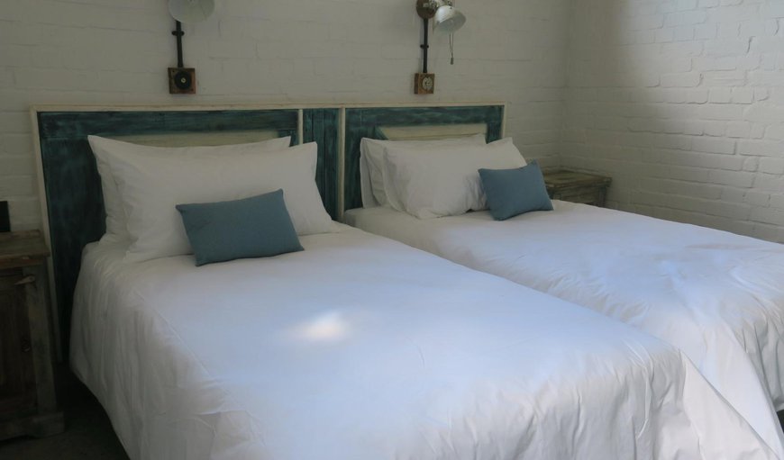 Unit 4 – Flirty Flamingo: Unit 4 – Flirty Flamingo - Bedroom with 2 x 3/4 beds