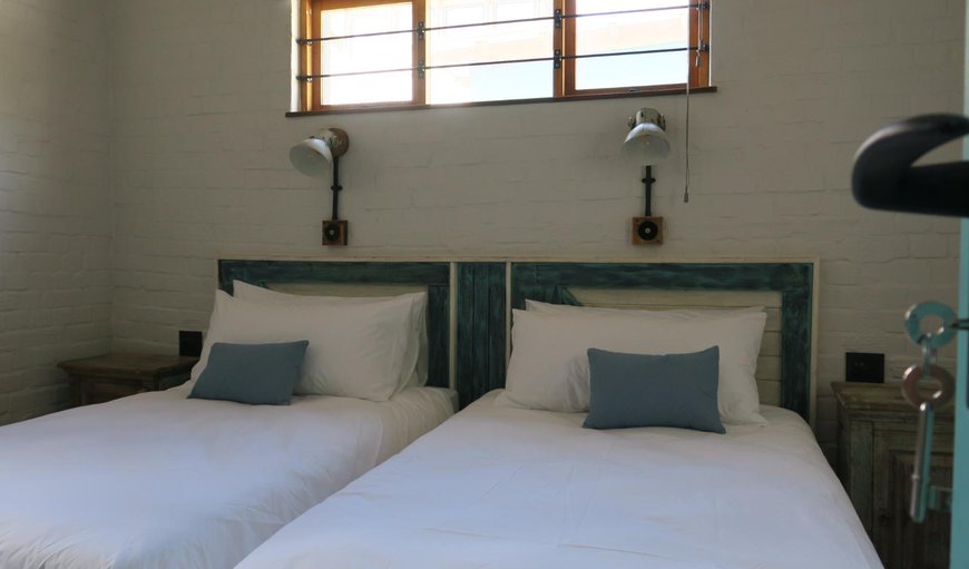 Unit 4 – Flirty Flamingo: Unit 4 – Flirty Flamingo - Bedroom with 2 x 3/4 beds