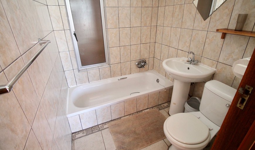 Uvongo Cabanas 01B: En-suite bathroom