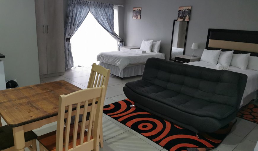Deluxe Family Room: Deluxe Family Room - Bedroom with a queen size bed, single bed and sofa